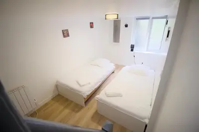 Un ou plusieurs lits dans un hébergement de l'établissement Triplex Lumineux à Cherbourg, hyper centre, 2 pas du Port & Vie Nocturne, Intendance Luxury Host