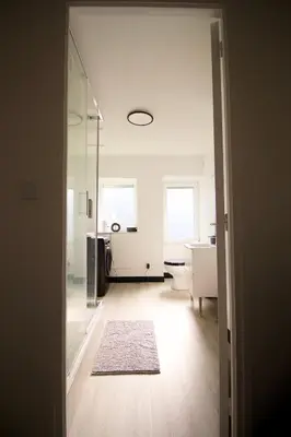 Salle de bains dans l'établissement Triplex Lumineux à Cherbourg, hyper centre, 2 pas du Port & Vie Nocturne, Intendance Luxury Host