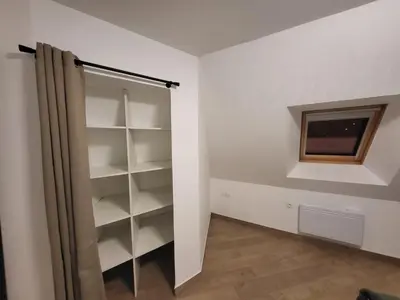 Bibliothèque dans l'appartement