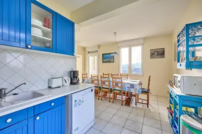 Cuisine ou kitchenette dans l'établissement La Tour Vauban - Vue sur le port