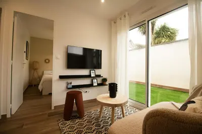 Télévision ou salle de divertissement dans l'établissement Petite maison cosy