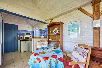 Cuisine ou kitchenette dans l'établissement The Tiny House - maisonette proche de la plage