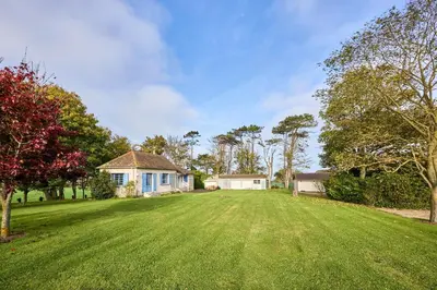 Jardin de l'établissement La Chaumière bleue - Maison plage à 7min à pied