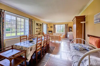 Coin salon dans l'établissement La Chaumière bleue - Maison plage à 7min à pied