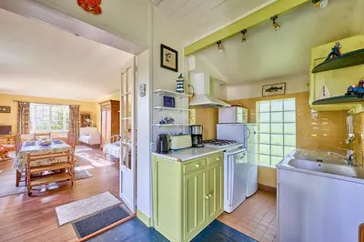 Cuisine ou kitchenette dans l'établissement La Chaumière bleue - Maison plage à 7min à pied