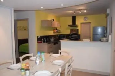 Cuisine ou kitchenette dans l'établissement Hébergement Plage du Débarquement