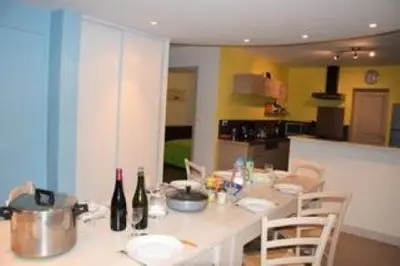 Cuisine ou kitchenette dans l'établissement Hébergement Plage du Débarquement