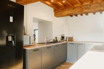 Cuisine ou kitchenette dans l'établissement Maison des H, au bord de l'Etang