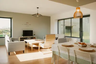 Télévision ou salle de divertissement dans l'établissement Maison des H, au bord de l'Etang