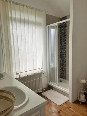 Salle de bains dans l'établissement Maison Cosy Bord de Mer
