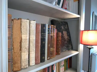 Bibliothèque dans la maison de vacances