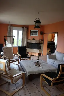 Télévision ou salle de divertissement dans l'établissement Dogfriendly, grand jardin clos, 4 chambres, grand salon avec cheminée