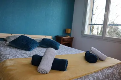 Un ou plusieurs lits dans un hébergement de l'établissement Dogfriendly, grand jardin clos, 4 chambres, grand salon avec cheminée
