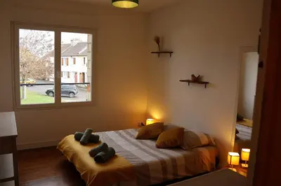 Un ou plusieurs lits dans un hébergement de l'établissement Dogfriendly, grand jardin clos, 4 chambres, grand salon avec cheminée