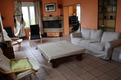 Coin salon dans l'établissement Dogfriendly, grand jardin clos, 4 chambres, grand salon avec cheminée