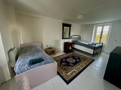 Un ou plusieurs lits dans un hébergement de l'établissement La Pommeraie, maison avec très grand jardin