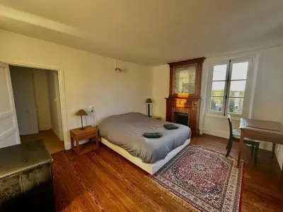 Un ou plusieurs lits dans un hébergement de l'établissement La Pommeraie, maison avec très grand jardin