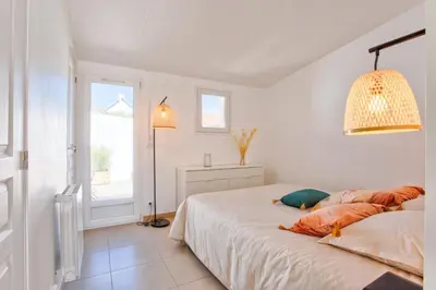 Un ou plusieurs lits dans un hébergement de l'établissement L'atypique, avec terrasse à 150M de la plage