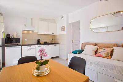 Cuisine ou kitchenette dans l'établissement L'atypique, avec terrasse à 150M de la plage