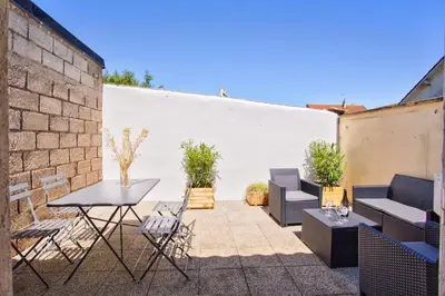 Coin salon dans l'établissement L'atypique, avec terrasse à 150M de la plage