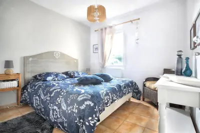 Un ou plusieurs lits dans un hébergement de l'établissement Le Poulpe Bleu - Maison 6p avec jardin