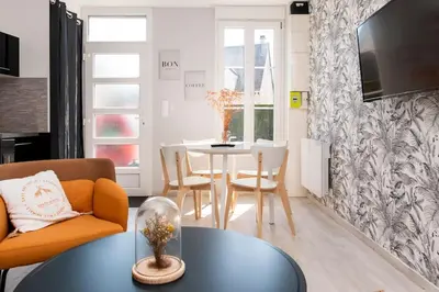 Télévision ou salle de divertissement dans l'établissement Beau duplex, proche zénith et palais des sports