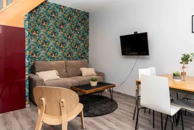 Télévision ou salle de divertissement dans l'établissement Triplex 5 personnes au calme