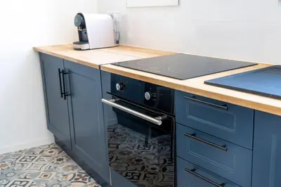 Cuisine ou kitchenette dans l'établissement Triplex de qualité, quartier calme