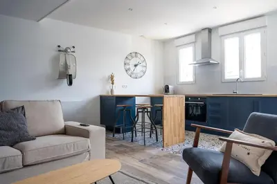 Coin salon dans l'établissement Triplex de qualité, quartier calme