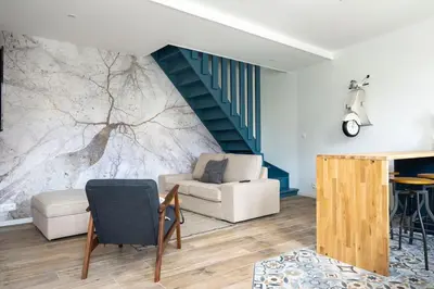 Coin salon dans l'établissement Triplex de qualité, quartier calme
