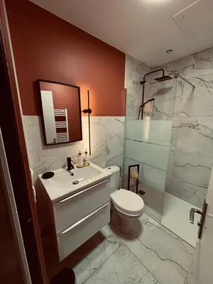 Salle de bains dans l'établissement Maisonnette relaxante, balnéo & confort, proche de la gare