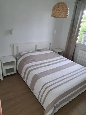 Un ou plusieurs lits dans un hébergement de l'établissement Maison de bord de mer à Hermanville-sur-mer