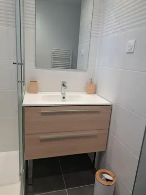 Salle de bains dans l'établissement Maison de bord de mer à Hermanville-sur-mer