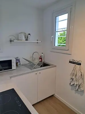 Cuisine ou kitchenette dans l'établissement Maison de bord de mer à Hermanville-sur-mer