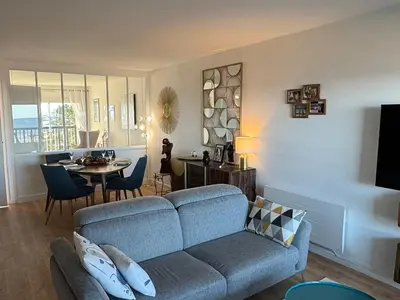 Coin salon dans l'établissement Appartement rénové 3 pièces, balcon vue mer, parking, internet, pour 4 pers. - FR-1-487-376