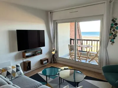 Télévision ou salle de divertissement dans l'établissement Appartement rénové 3 pièces, balcon vue mer, parking, internet, pour 4 pers. - FR-1-487-376
