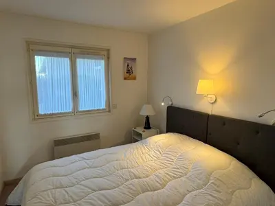 Un ou plusieurs lits dans un hébergement de l'établissement Appartement 3 pièces avec accès direct plage et WiFi - FR-1-487-377