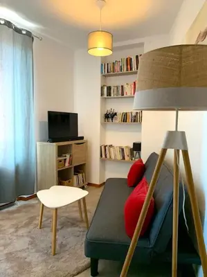 Télévision ou salle de divertissement dans l'établissement Maison en triplex au centre-ville de Cherbourg