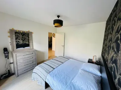 Un ou plusieurs lits dans un hébergement de l'établissement Appartement spacieux avec terrasse