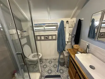 Salle de bains dans l'établissement Charmante maison Cabourgeaise