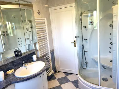 Salle de bains dans l'établissement Charmante villa de bord de mer