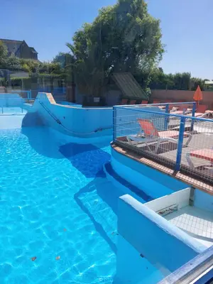 Piscine de l'établissement Mobilhome à cancale ou située à proximité