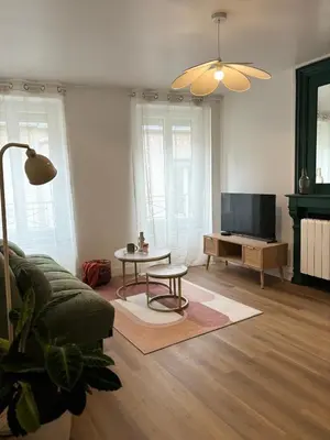 Télévision ou salle de divertissement dans l'établissement Appartement terrasse au cœur de la ville