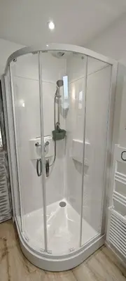 Salle de bains dans l'établissement Le Jardin des 2 Cèdres