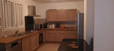 Cuisine ou kitchenette dans l'établissement Maison à saint-Laurent-sur-mer