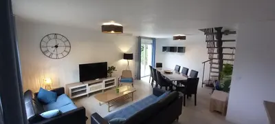Télévision ou salle de divertissement dans l'établissement Maison calme proche mer