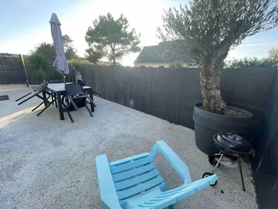 Barbecue disponible mis à disposition des clients de la maison de vacances