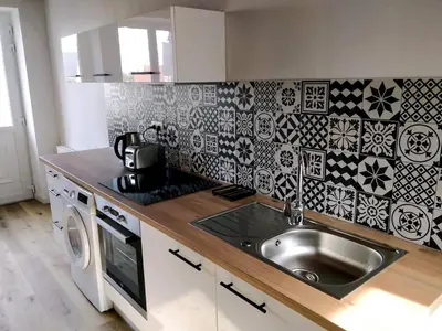 Cuisine ou kitchenette dans l'établissement Gîte rénové à Ravenoville