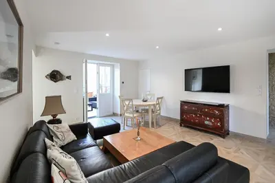 Télévision ou salle de divertissement dans l'établissement La Maison des Ours - proche plage de Courseulles