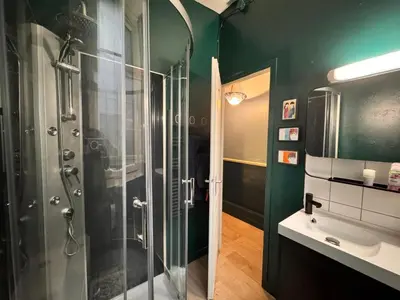 Salle de bains dans l'établissement Logis Decaens